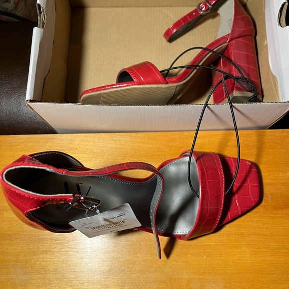 Red chunky high heels, size 7.5 - Picture 2 of 3